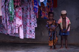 Boy;-Cap;-Children;-Colours;-Comoros-Archipelago;-France;-Girl;-Indian-Ocean;-Kaleidos;-Kaleidos-images;-La-parole-à-limage;-Laurent-Abad;-Mayotte;-Portrait;-Printed-fabrics;-Smile;-Stories-Pictures